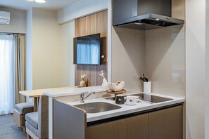 Neljän hengen superior-huone, 2 keskisuurta parisänkyä, tupakointi kielletty | Yksityinen keittiö | Jääkaappi, mikroaaltouuni, liesi, keittoastiat/astiat/ruokailuvälineet