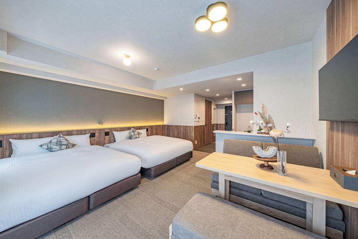 Quarto quádruplo superior, 2 camas Queen, para não fumantes | Cortinas blackout, Wi-Fi de cortesia, roupa de cama