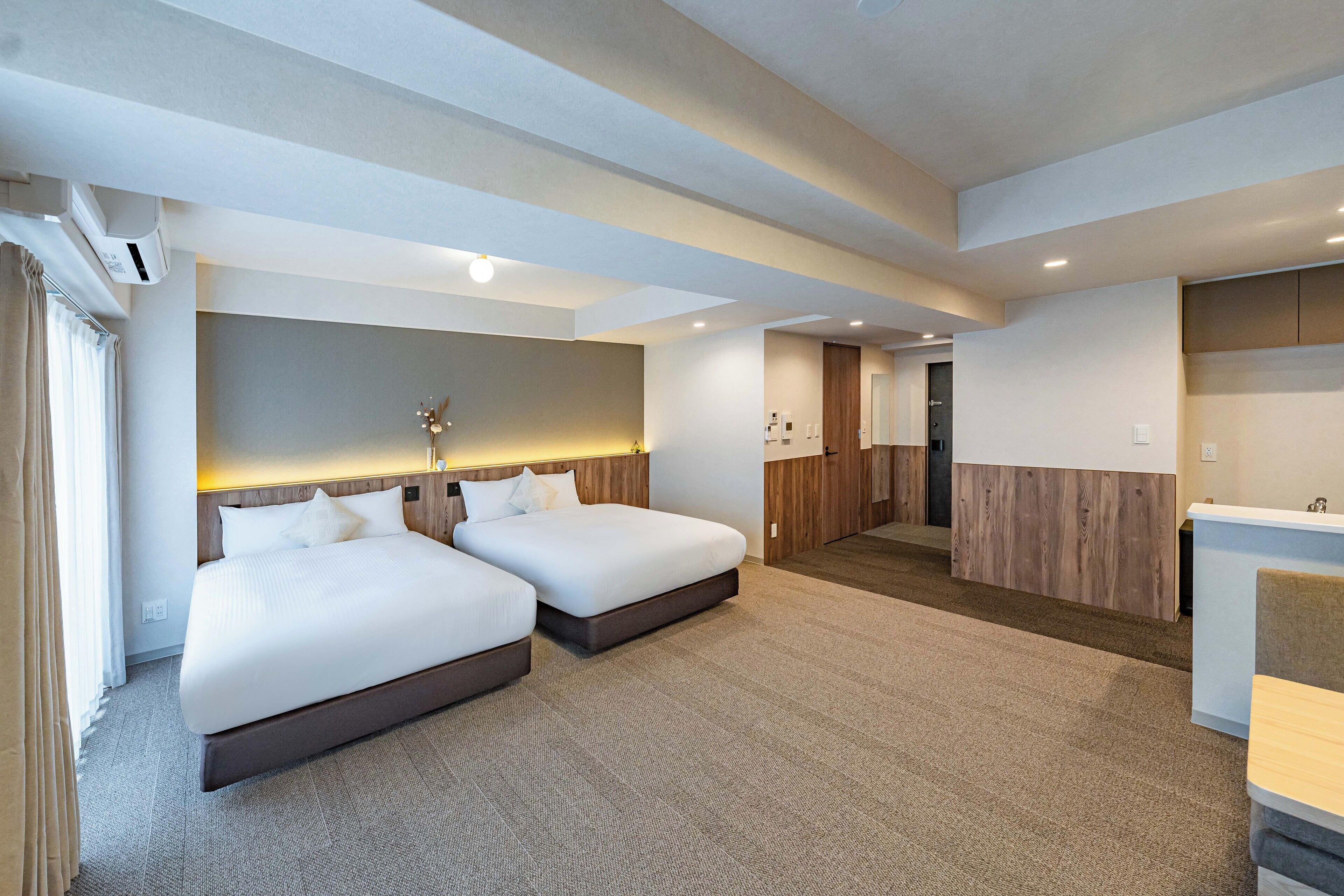 Quarto quádruplo luxo, 2 camas de casal, para não fumantes | Cortinas blackout, Wi-Fi de cortesia, roupa de cama