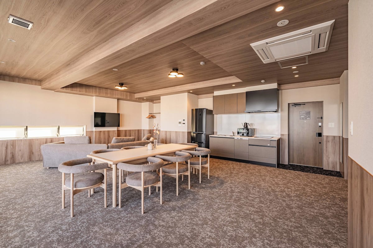 Suíte luxo, para não fumantes | Área de estar | TV