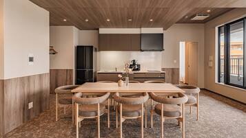 Suíte premium, para não fumantes, sauna seca | Cozinha privada | Geladeira, micro-ondas, cooktop, talheres/pratos/utensílios de cozinha