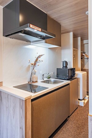 Refrigerador, microondas, placa de cocina, utensilios de cocina