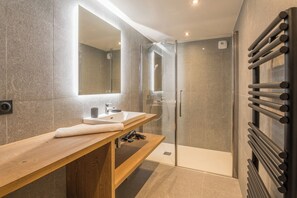 Douche, articles de toilette (gratuits), séchoir à cheveux