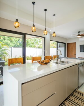 Mikrowelle, Ofen, Herdplatte, Geschirrspüler