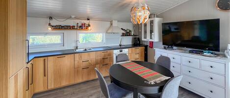 Réfrigérateur, un four, surface de cuisson, lave-vaisselle