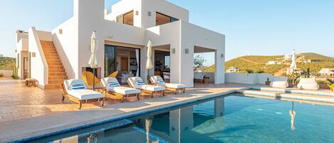 Piscina a l'aire lliure i piscina climatitzada