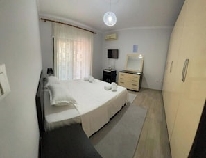 Iron/ironing board, WiFi, bed sheets