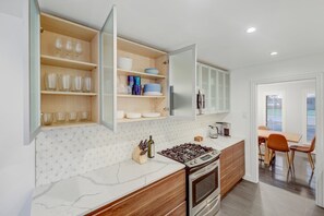 ثلاجة، ميكروويف، فرن، موقد طهي مسطح