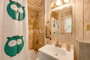 Hair dryer, towels - 7 Mi to Ski Slopes! Cozy Madison Cabin w/ Fire Pit (Madison)