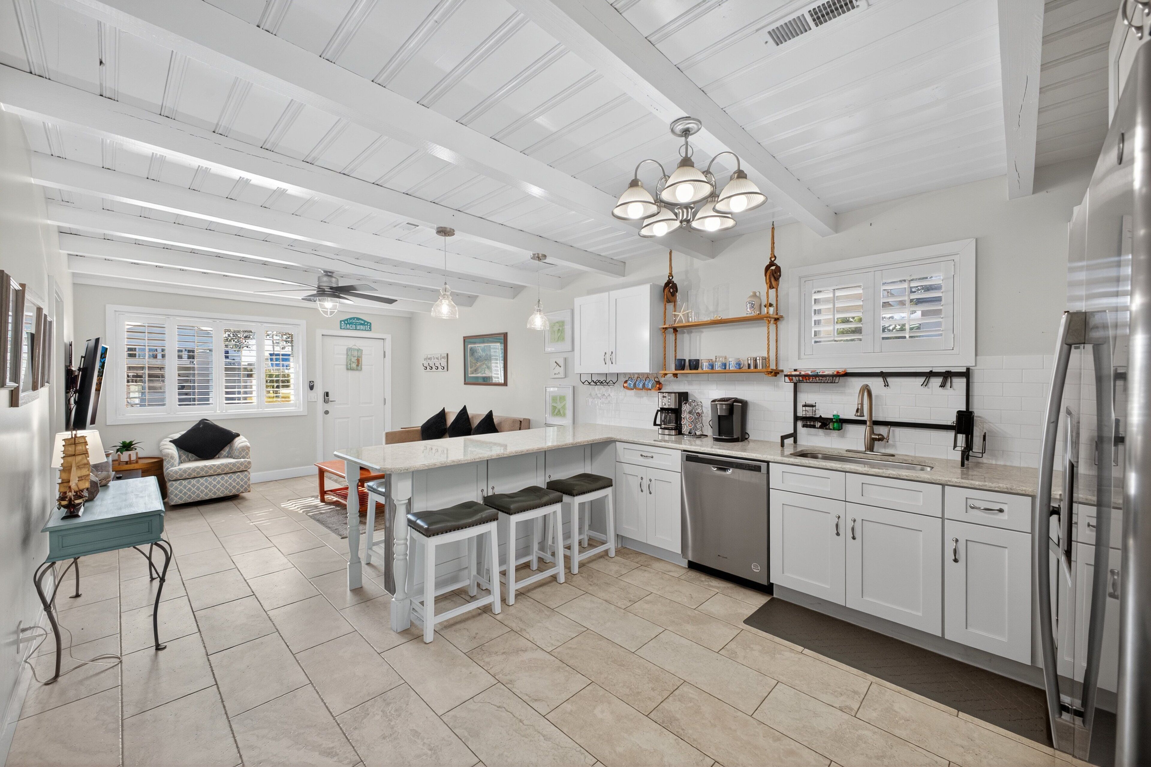 Kjøleskap, mikrobølgeovn, ovn og kokeplater