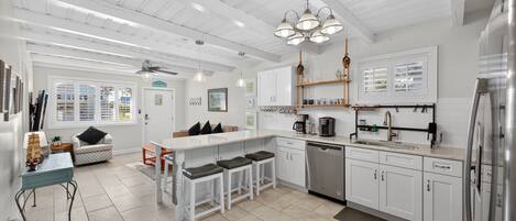 ثلاجة، ميكروويف، فرن، موقد طهي مسطح