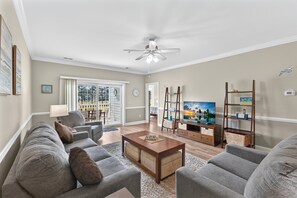 TV - Relax at Magnolia Pointe — Minutes from the Beah | Magnolia Pointe Luster Leaf 4882-202 (Myrtle Beach)
