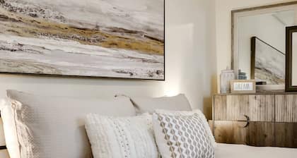 Charming Historic Retreat in Old Town St. Charles