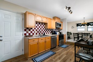 Microondas, horno, placa de cocina y lavavajillas