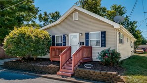 A single-story house with a front porch, a satellite dish, and a mailbox. - Charming Historic Retreat in Old Town St. Charles (Saint Charles)