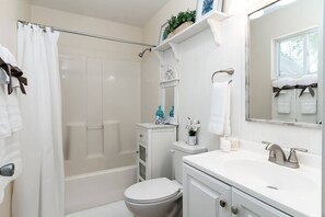 Hair dryer - Charming Historic Retreat in Old Town St. Charles (Saint Charles)