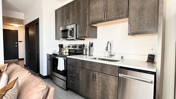 Réfrigérateur, micro-ondes, four, plaque de cuisson