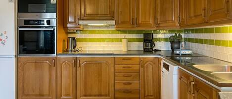 Fridge, stovetop, dishwasher, coffee/tea maker