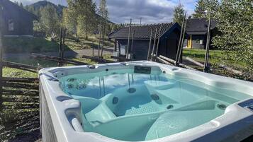 Tina de hidromasaje al aire libre