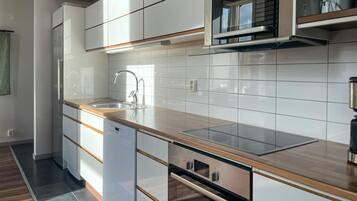 Frigorífico, horno, placa de cocina y lavavajillas