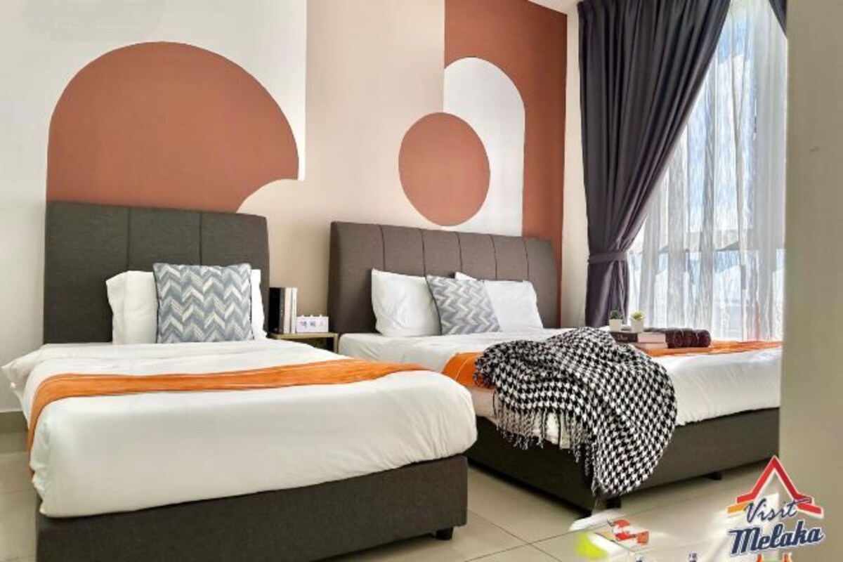 Habitación de hotel con dos camas, un ventanal grande con cortinas y un diseño moderno en la pared.