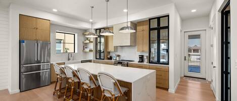 Refrigerador, microondas, horno, placa de cocina