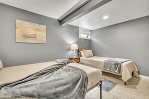 5 bedrooms, desk, iron/ironing board, WiFi