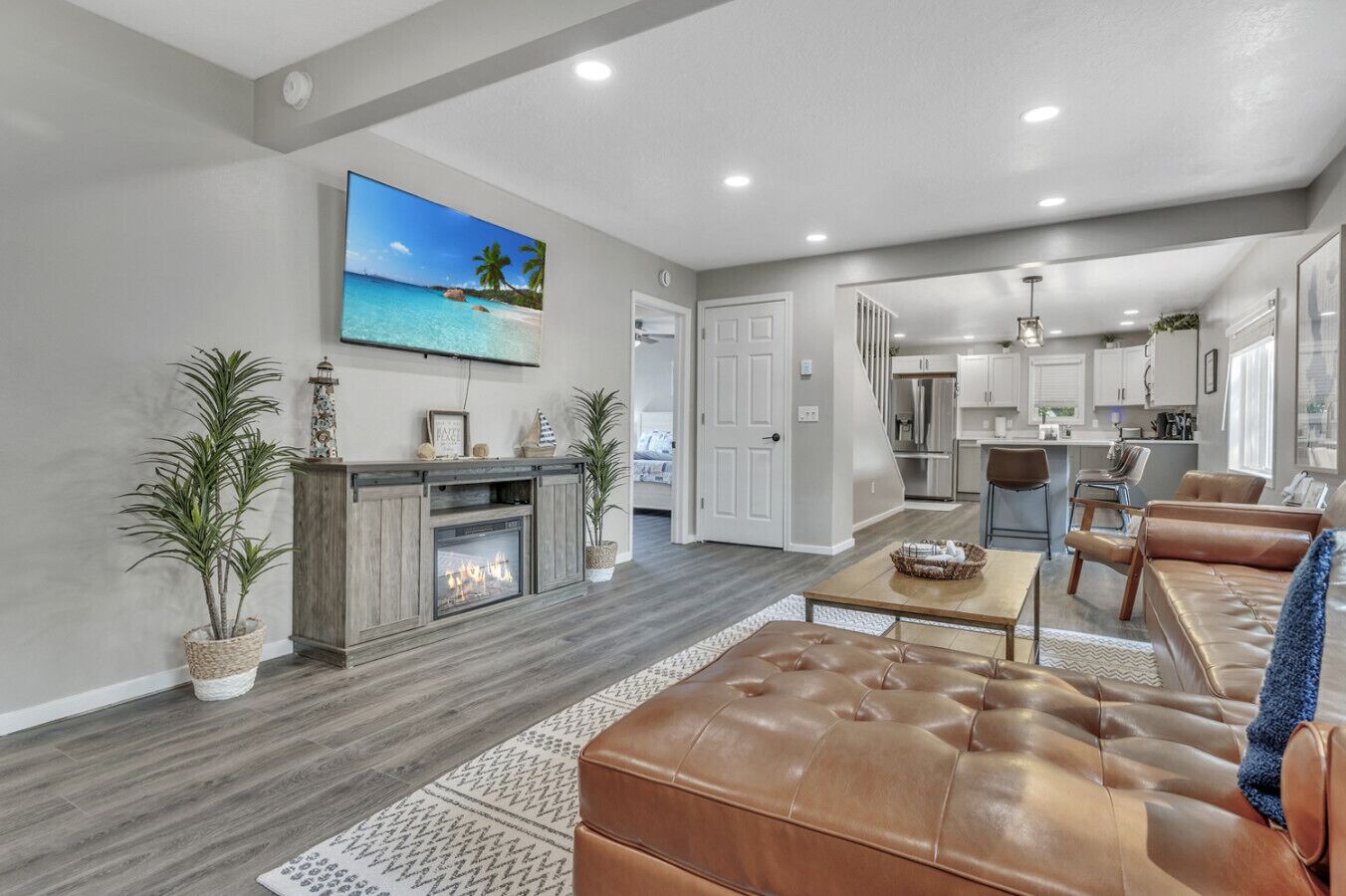 Televisión, oficina, monitor de computadora y impresora 