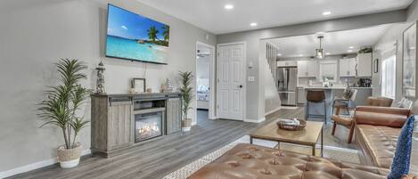 Een televisie, een kantoor, een computerscherm en een printer