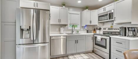 Réfrigérateur, micro-ondes, four, plaque de cuisson