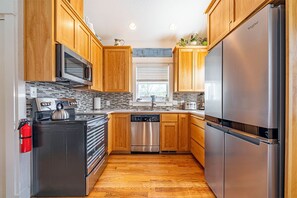 Microwave, oven, stovetop, dishwasher - Historic Heritage House in the heart of Ashland! Walking distance to downtown (Ashland)