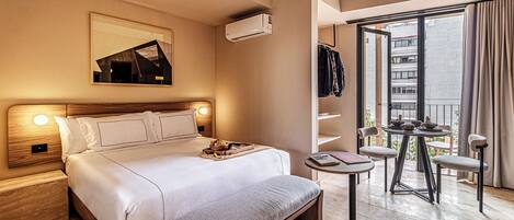 Studio, parveke | Ylelliset vuodevaatteet, untuvapeitot, tallelokero huoneessa