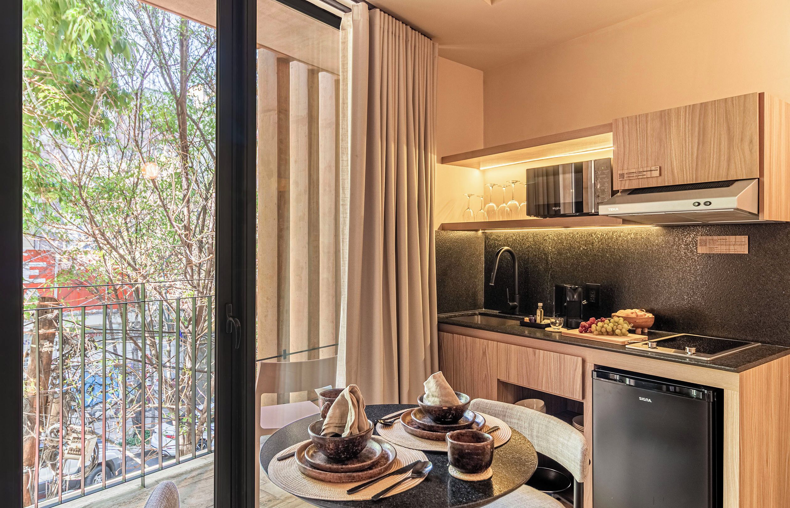 Studio, Balcony | Private kitchen | Mini-fridge, microwave, espresso maker, blender