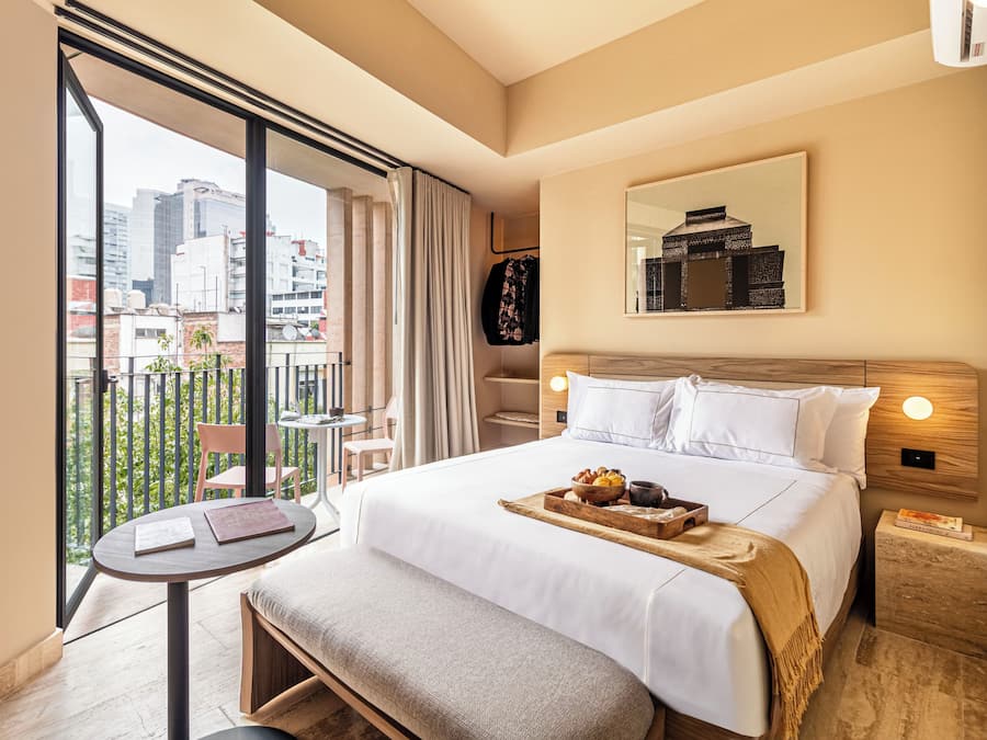 Executive Studio, Balcony | Peralatan tempat tidur premium, gebar bulu kapas, peti besi dalam bilik