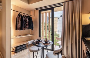 Studio, Balcony | Private kitchen