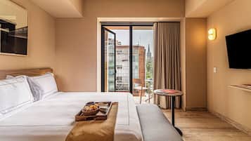 Premium Studio, Balcony | Premium bedding, down comforters, in-room safe, soundproofing