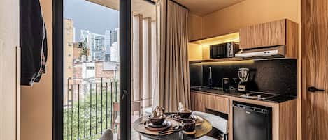 إستديو - بشرفة | مطبخ خاص | ثلاجة صغيرة، ميكروويف، ماكينة لصنع الإسبريسو، مستلزمات طهي/أطباق/أوعية