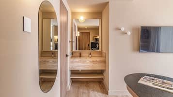 Comfort-studio, parveke | Kylpyhuone | Suihku, hiustenkuivaaja, pyyhkeet, saippua