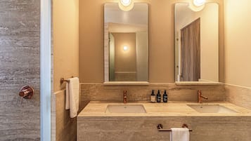 Departamento familiar, balcón | Baño | Regadera, secadora de cabello, toallas, jabón