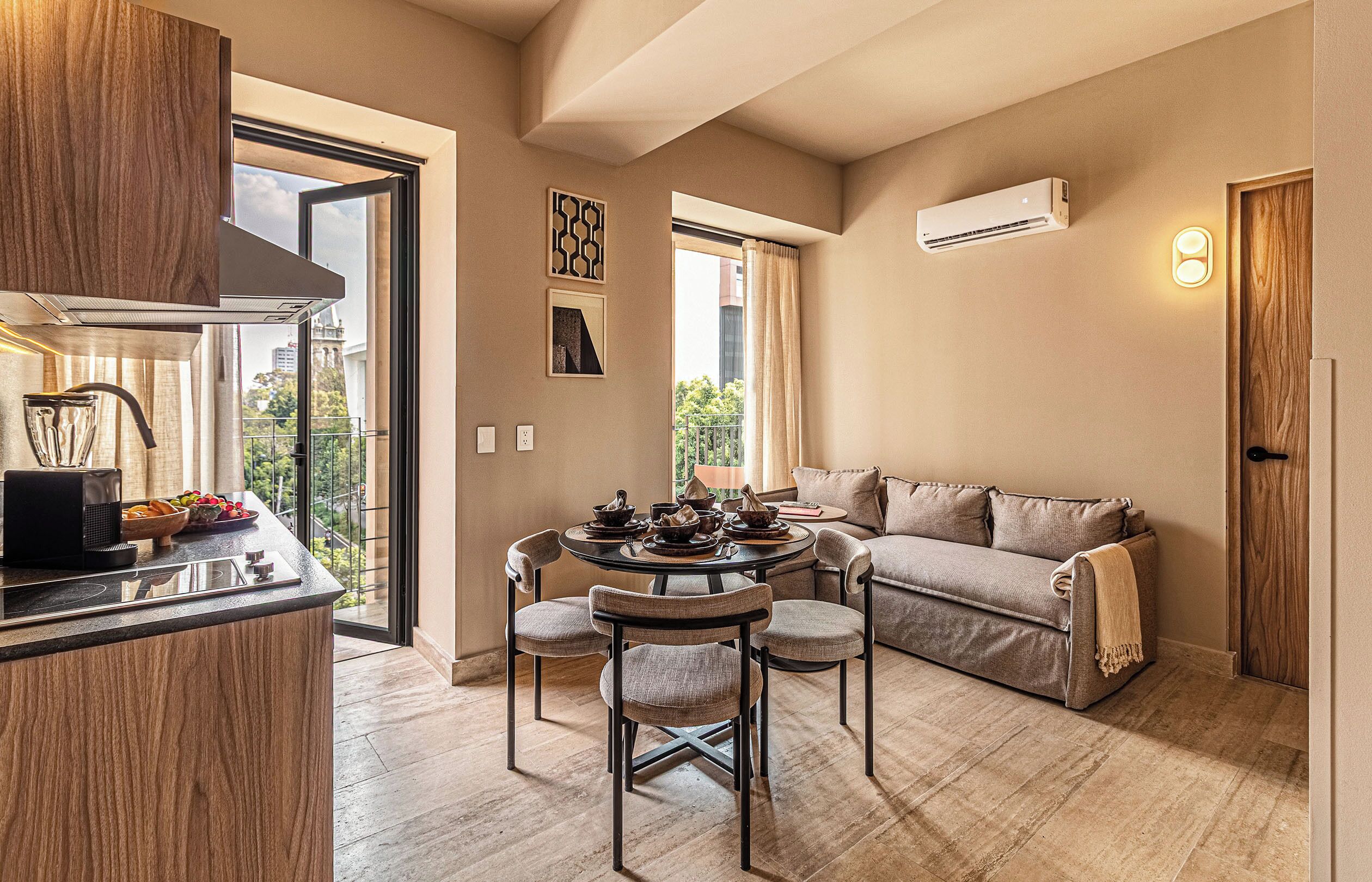 Estudio Premium, balcón | Área de sala de estar | Smart TV de 50 pulgadas con canales digitales 