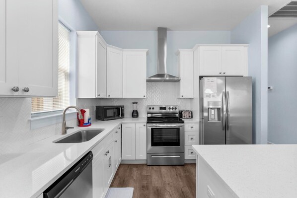 Réfrigérateur, four à micro-ondes, un four, surface de cuisson