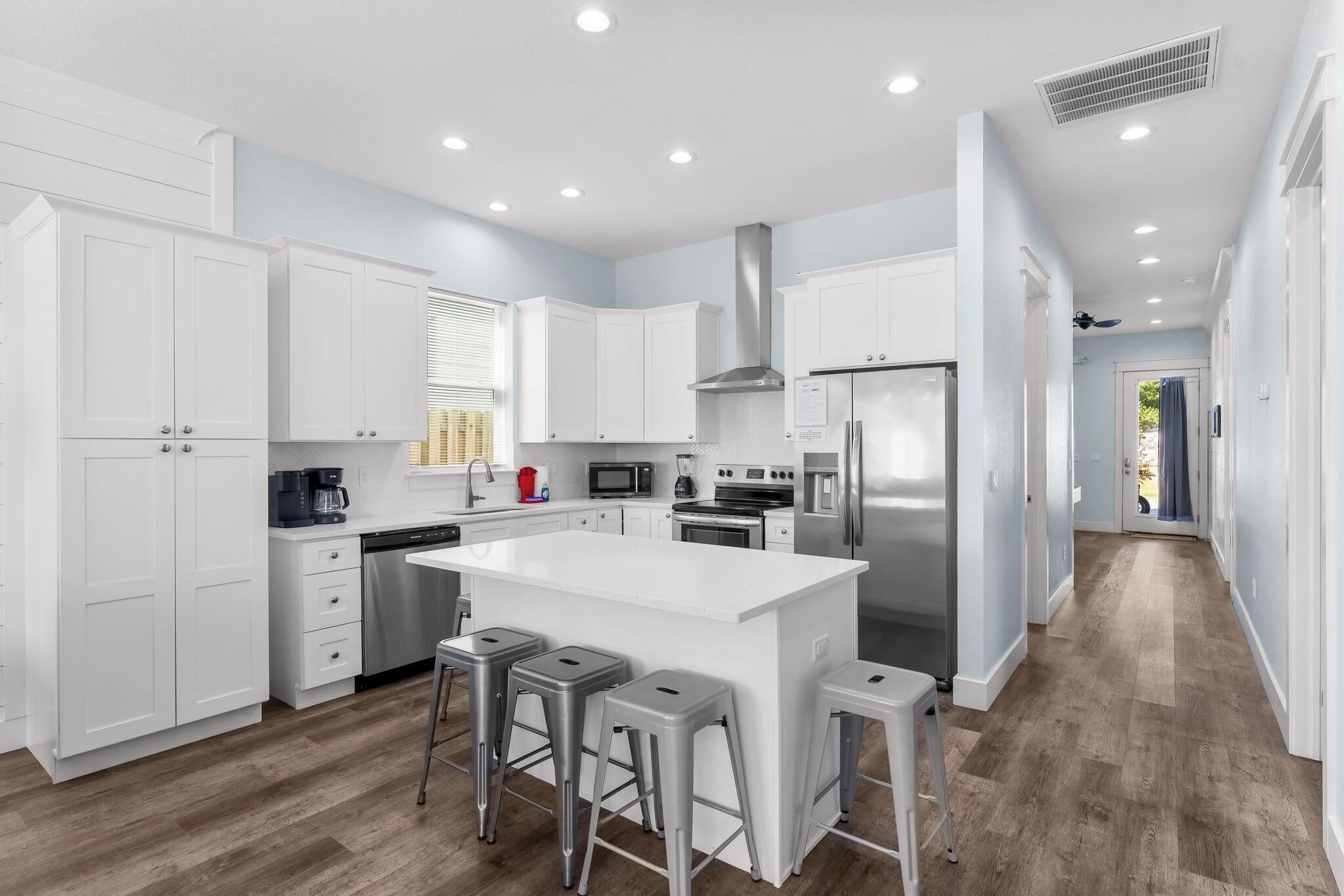 Refrigerador, microondas, horno y parrilla de estufa 