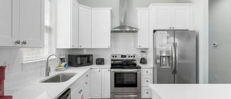 Réfrigérateur, four à micro-ondes, un four, surface de cuisson