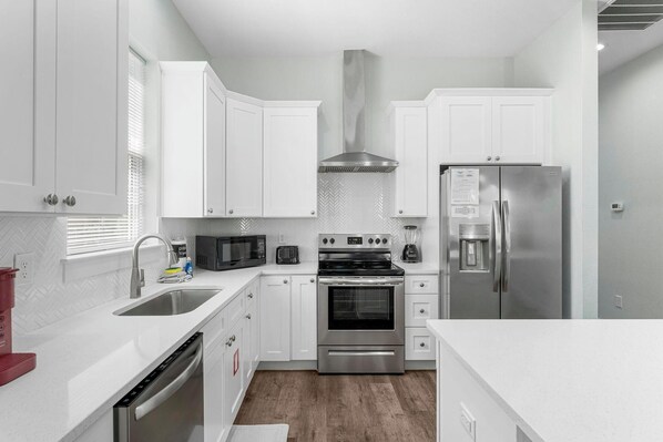 Réfrigérateur, four à micro-ondes, un four, surface de cuisson