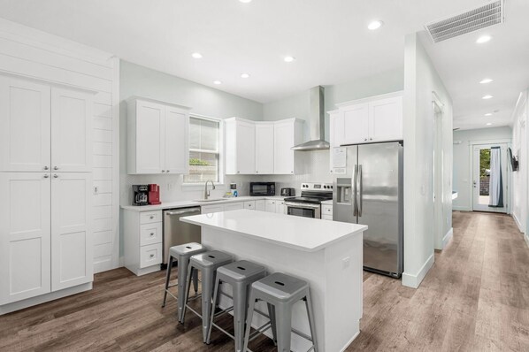 Refrigerador, microondas, horno y parrilla de estufa 