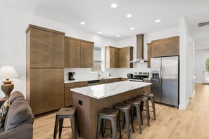 Fridge, microwave, oven, stovetop - Cobian Cove with LSV, Arcade, and Billiards (Miramar Beach)