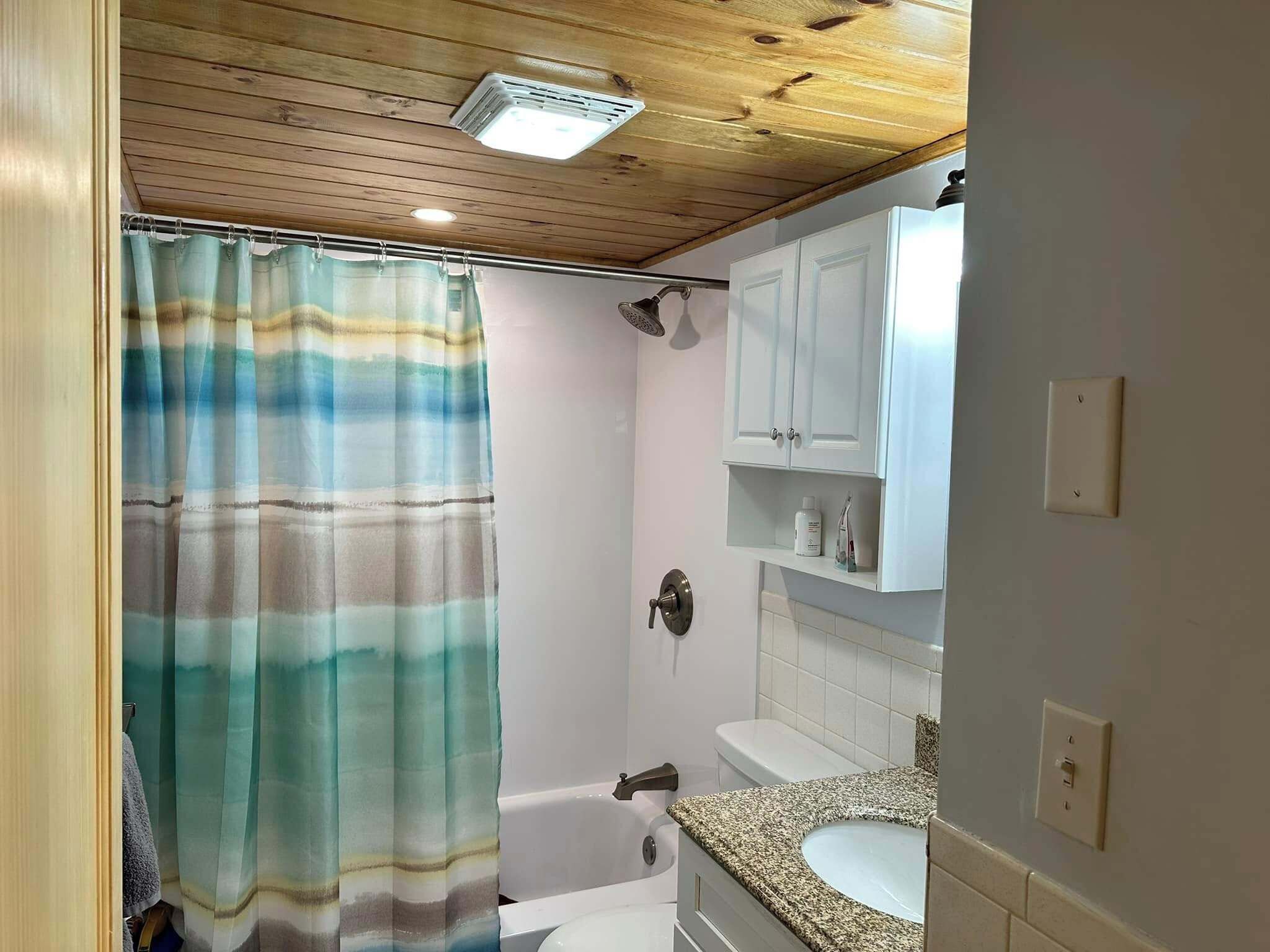 Dusj, hårføner, håndklær og toalettpapir