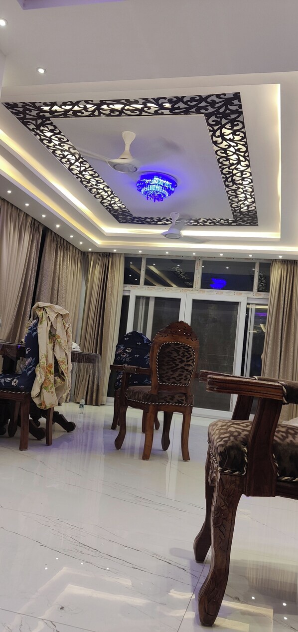 المنشأة من الداخل