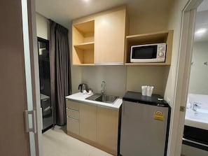 Refrigerador, microondas, placa de cocina, tetera/pava eléctrica