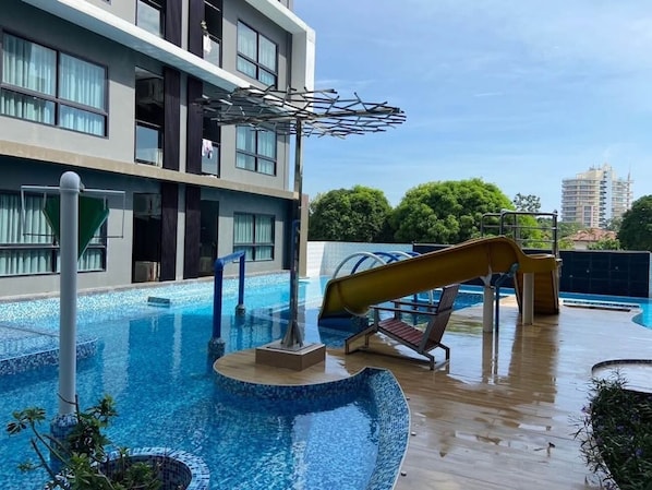 Una piscina al aire libre